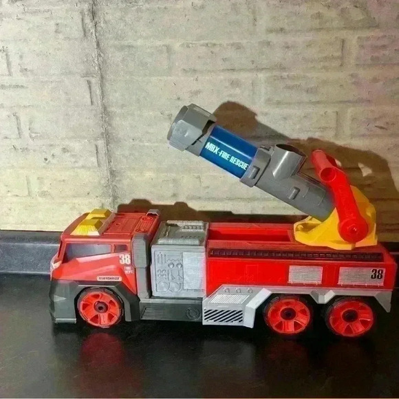 Mattel Matchbox Super Blast Fire Truck MBX 38 Fire Department Rescue VehicleNOTE - Picture 1 of 10